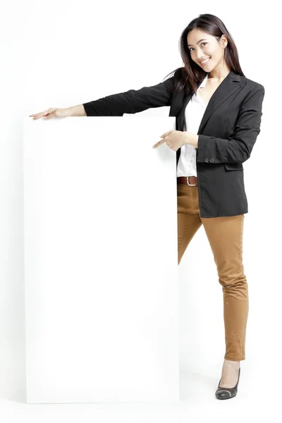 Mujer de negocios sosteniendo un anuncio de pancarta . —  Fotos de Stock