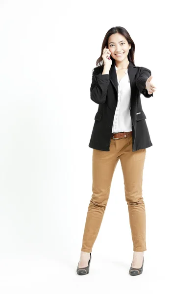 Eine Aufnahme einer schönen asiatischen Geschäftsfrau am Telefon — Stockfoto