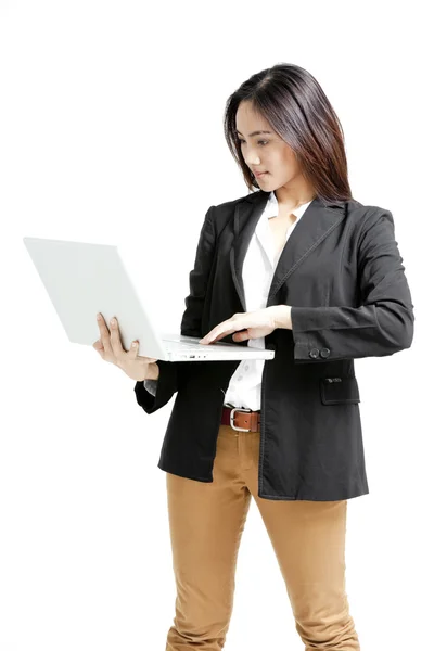 Fiatal üzletasszony használ a laptop — Stock Fotó