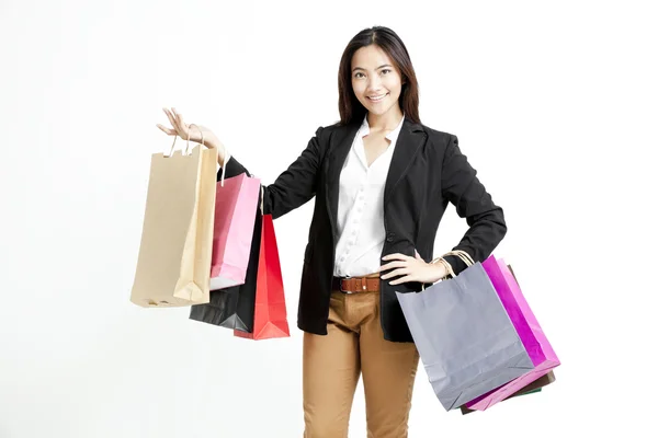 Obchodní žena drží nákupní tašky na bílém pozadí — Stock fotografie