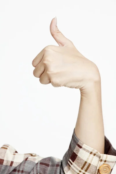 Женщина показывает знак руки — стоковое фото