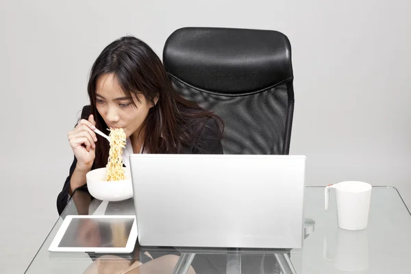 Kvinna arbetare äta onyttig mat under office timme. — Stockfoto
