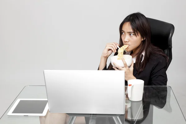 Arbeiterin isst während der Bürozeit ungesundes Essen. — Stockfoto