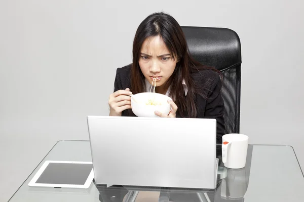 Mujer trabajadora comiendo alimentos poco saludables durante la hora de la oficina . —  Fotos de Stock