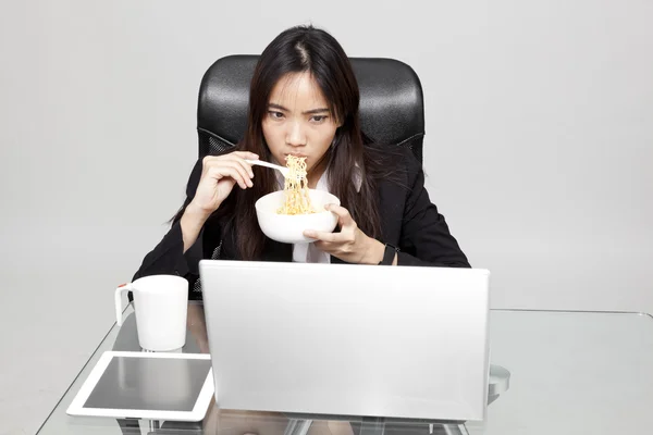Pracownik kobiety niezdrowe jedzenie podczas godziny. — Zdjęcie stockowe