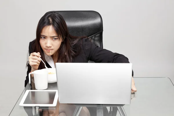 Arbeiterin isst während der Bürozeit ungesundes Essen. — Stockfoto