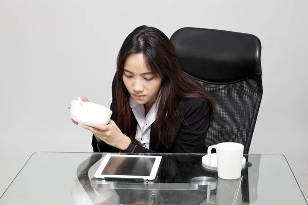 Arbeiterin isst während der Bürozeit ungesundes Essen. — Stockfoto