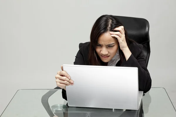 Mujer aburrida en su escritorio — Foto de Stock