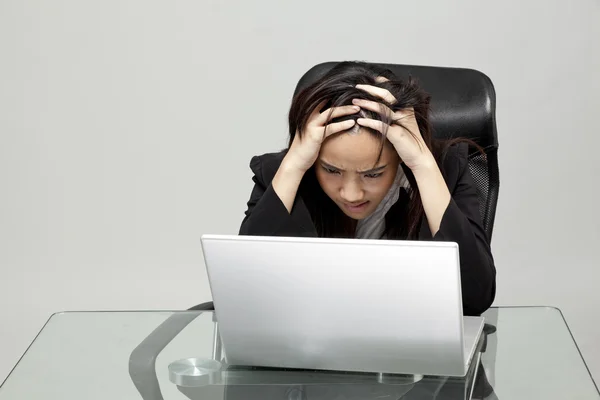 Mujer aburrida en su escritorio — Foto de Stock