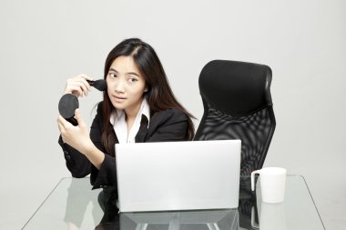 modern iş kadını öğle anda makyaj yapıyor