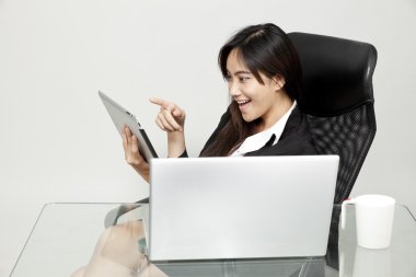 Ofis ortamında masasında çalışan güzel bir iş kadınının portresi..