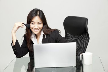 Ofis ortamında masasında çalışan güzel bir iş kadınının portresi..