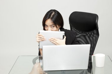 Ofis ortamında masasında çalışan güzel bir iş kadınının portresi..