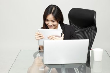 Ofis ortamında masasında çalışan güzel bir iş kadınının portresi..