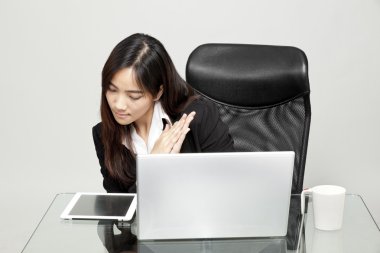 Ofis ortamında masasında çalışan güzel bir iş kadınının portresi..