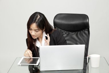 Ofis ortamında masasında çalışan güzel bir iş kadınının portresi..