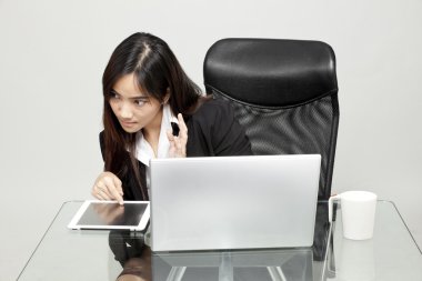 Ofis ortamında masasında çalışan güzel bir iş kadınının portresi..