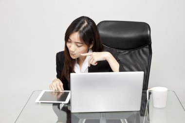 Ofis ortamında masasında çalışan güzel bir iş kadınının portresi..