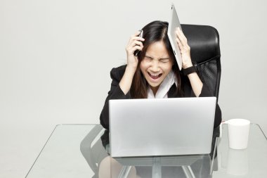 onun masasında sıkılmış kadın