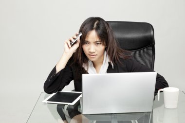 onun masasında sıkılmış kadın