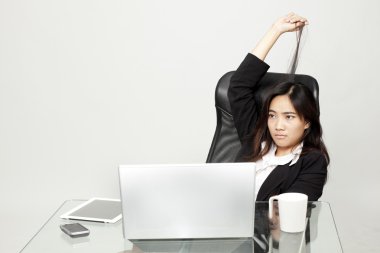 onun masasında sıkılmış kadın