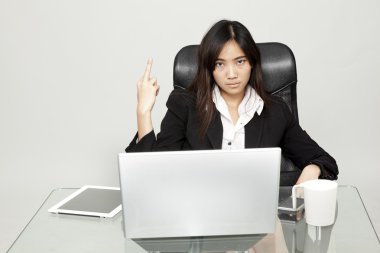 onun masasında sıkılmış kadın