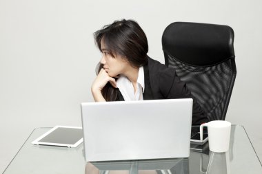 onun masasında sıkılmış kadın