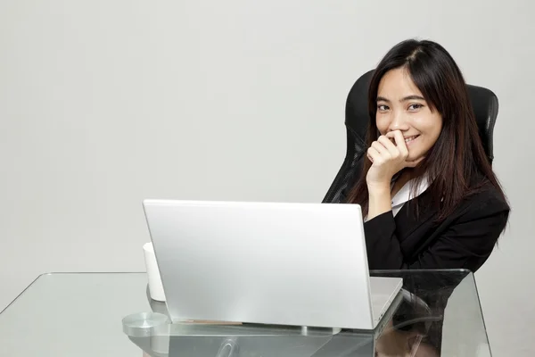 Porträt einer glücklichen jungen Geschäftsfrau — Stockfoto