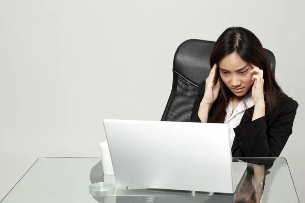 Mujer aburrida en su escritorio — Foto de Stock