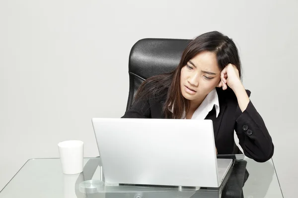 Femme ennuyée à son bureau — Photo