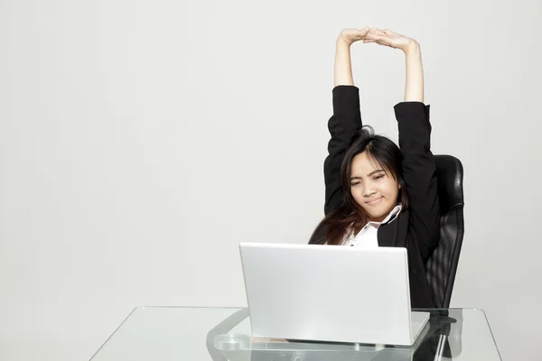 Mulher entediada em sua mesa — Fotografia de Stock