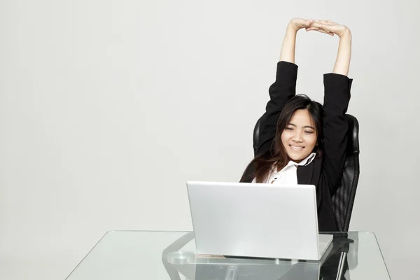 Verveeld vrouw op haar Bureau — Stockfoto