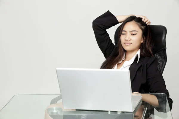 Femme ennuyée à son bureau — Photo