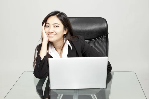 Portret van gelukkige jonge zakenvrouw — Stockfoto