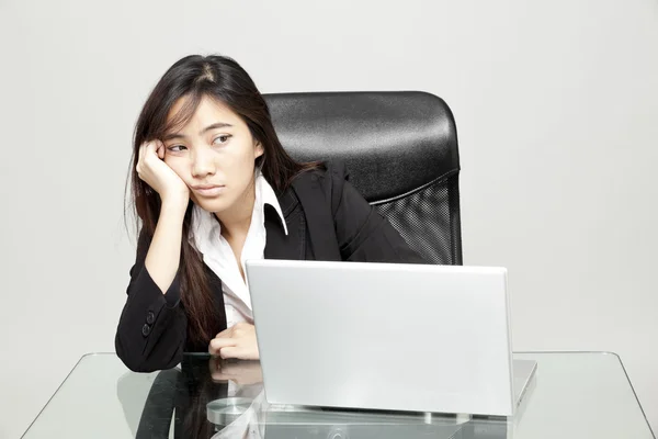 Unatkozik nő rá íróasztala — Stock Fotó