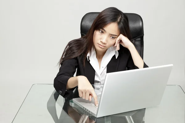 Mujer aburrida en su escritorio — Foto de Stock