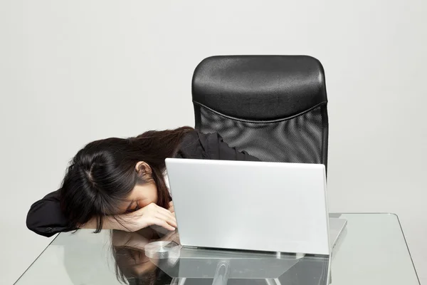 Mujer aburrida en su escritorio — Foto de Stock