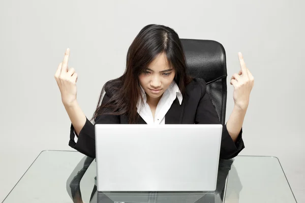 Mujer aburrida en su escritorio — Foto de Stock