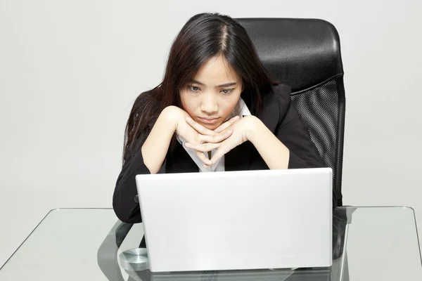 Znudzona kobieta przy jej biurku — Zdjęcie stockowe