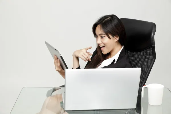 Portret van een mooie zakenvrouw die op haar bureau werkt in een kantooromgeving. — Stockfoto