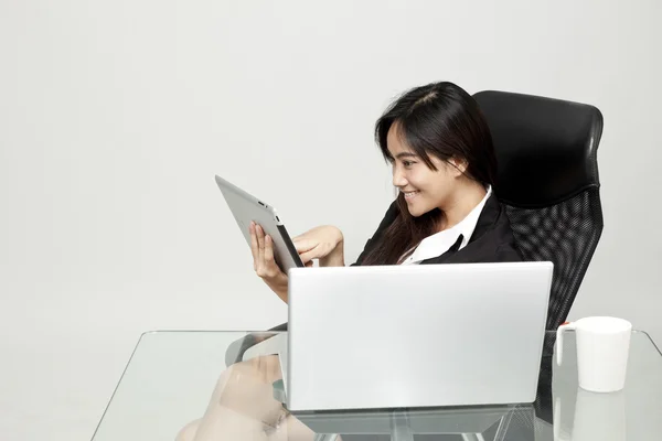 Retrato de uma bela mulher de negócios trabalhando em sua mesa em um ambiente de escritório. — Fotografia de Stock