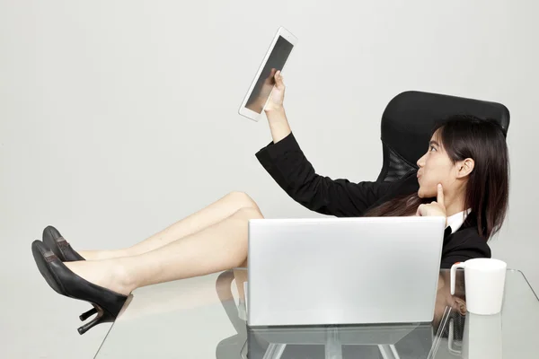 Portrait d'une belle femme d'affaires travaillant sur son bureau dans un environnement de bureau. — Photo