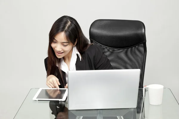 Portret van een mooie zakenvrouw die op haar bureau werkt in een kantooromgeving. — Stockfoto
