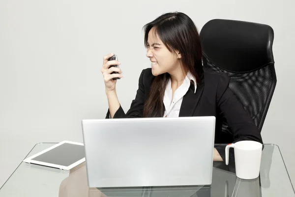 Mujer aburrida en su escritorio —  Fotos de Stock