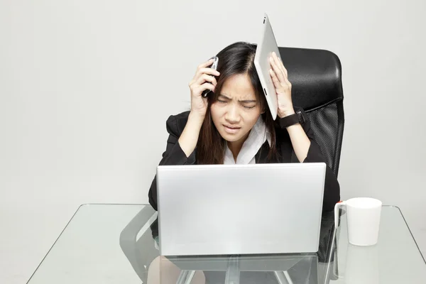 Mujer aburrida en su escritorio — Foto de Stock