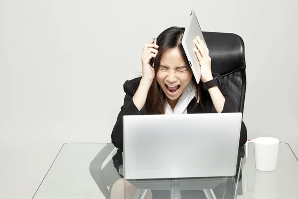 Gelangweilte Frau am Schreibtisch — Stockfoto