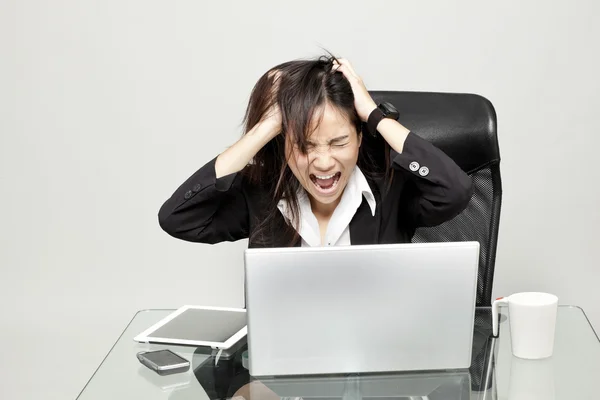 Mujer aburrida en su escritorio — Foto de Stock