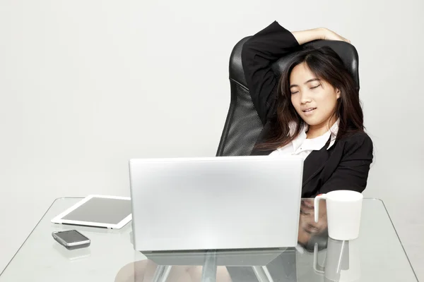 Verveeld vrouw op haar Bureau — Stockfoto