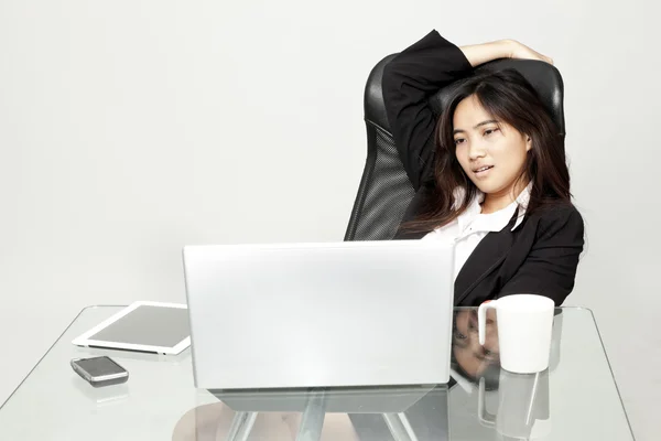 Mulher entediada em sua mesa — Fotografia de Stock