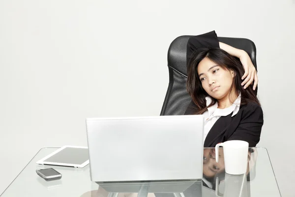 Mujer aburrida en su escritorio —  Fotos de Stock